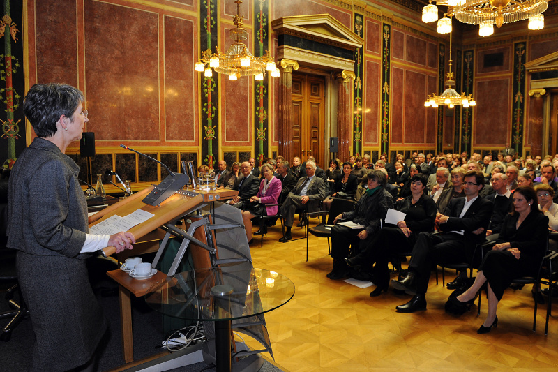 Blick in Richtung VeranstaltungsteilnehmerInnen mit Mag.a Barbara Prammer am Rednerpult