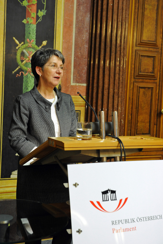 Mag.a Barbara Prammer am Rednerpult