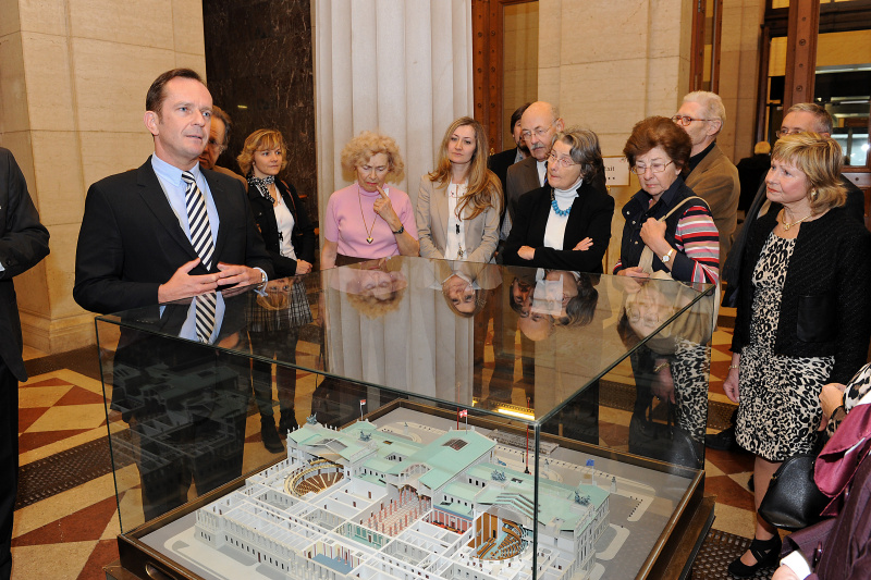 Prof. DI Hermann Schnell vor dem Parlamentsmodell bei der Führung anläßlich der Veranstaltung 'Bauen für Politik und Gesellschaft'