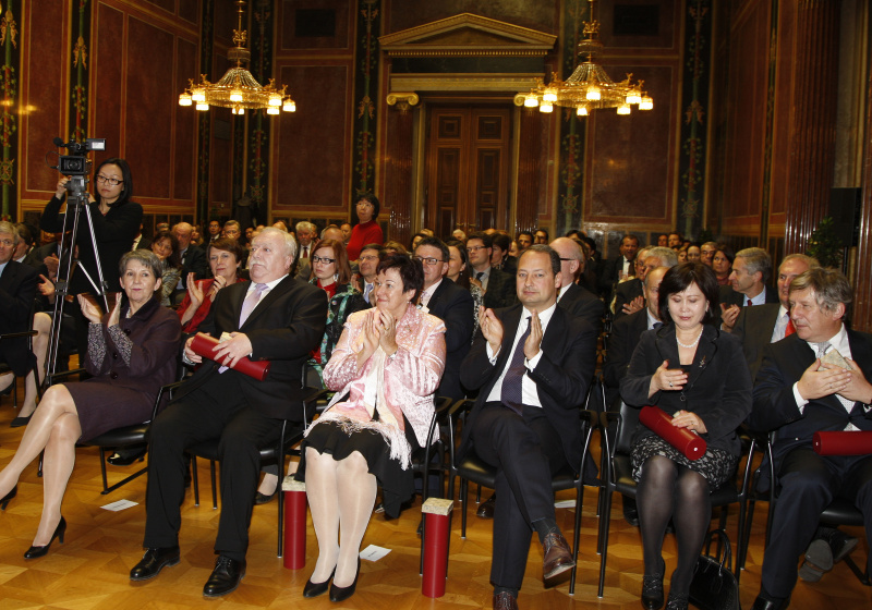 Blick in Richtung VeranstaltungsteilnehmerInnen. Erste Reihe v.li. Mag.a Barbara Prammer - Präsidentin des Nationalrates, die Geehrten Dr. Michael Häupl - Bürgermeister von Wien, Mag.a Susanne Neuwirth - Präsidentin des Bundesrates, Mag. Andreas Schieder - Staatssekretär im Bundesministerium für Finanzen, Univ.-Doz. DDr. Xiaohui Rausch-Fan - Bernhard Gottlieb Universitätsklinik und Univ.-Prof. DI Dr. Wolf-Dieter Rausch - Institut für Chemie und Biochemie der Veterinärmedizinischen Universität Wien