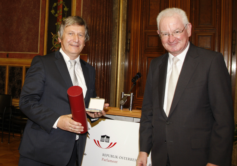 v.li. Univ.-Prof. DI Dr. Wolf-Dieter Rausch - Institut für Chemie und Biochemie der Veterinärmedizinischen Universität Wien und Dr. Helmut Sohmen - Ehrenpräsident der Österreichischen Gesellschaft für Chinaforschung bei der Ehrenzeichenübergabe