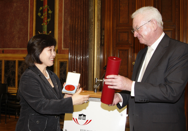 v.li. Univ.-Doz. DDr. Xiaohui Rausch-Fan - Bernhard Gottlieb Universitätsklinik und Dr. Helmut Sohmen - Ehrenpräsident der Österreichischen Gesellschaft für Chinaforschung bei der Ehrenzeichenübergabe