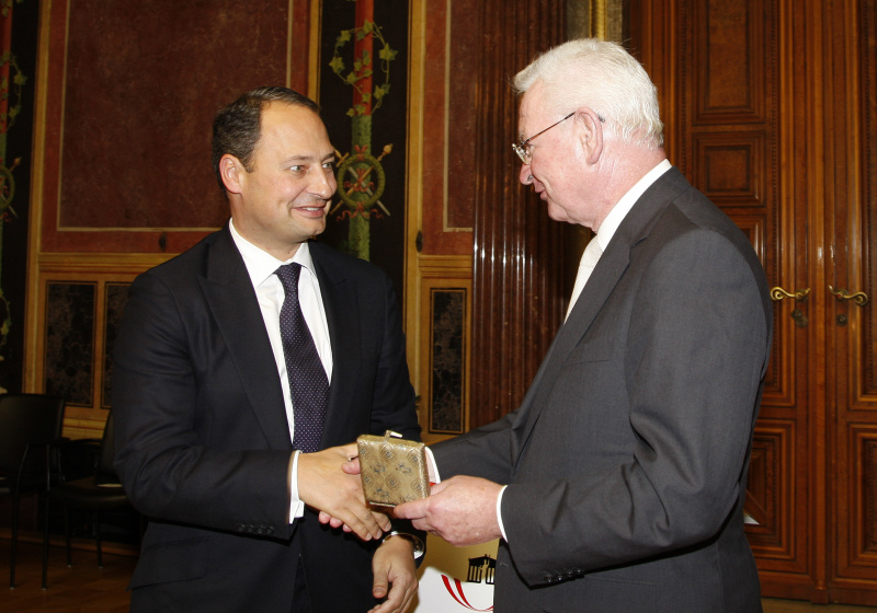 v.li. Mag. Andreas Schieder - Staatssekretär im Bundesministerium für Finanzen wird von  Dr. Helmut Sohmen - Ehrenpräsident der Österreichischen Gesellschaft für Chinaforschung die Rosthornmedaille überreicht