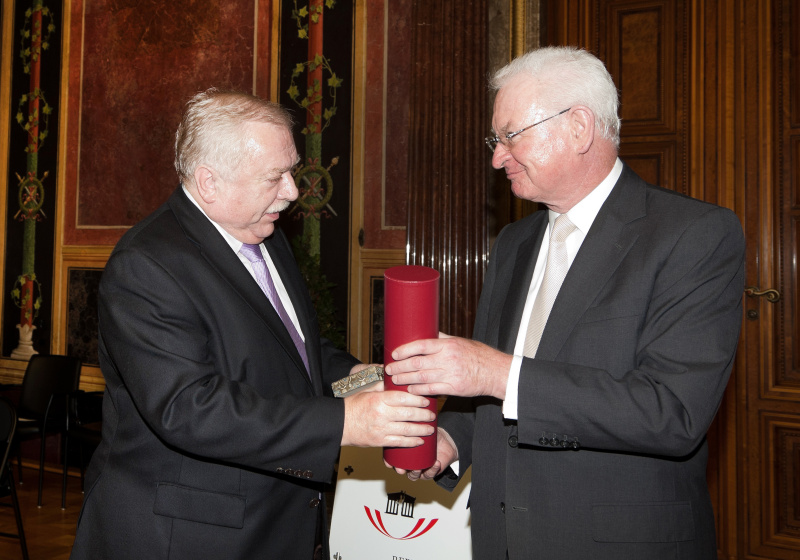v.li. Dr. Michael Häupl - Bürgermeister von Wien und Dr. Helmut Sohmen - Ehrenpräsident der Österreichischen Gesellschaft für Chinaforschung bei der Ehrenzeichenübergabe