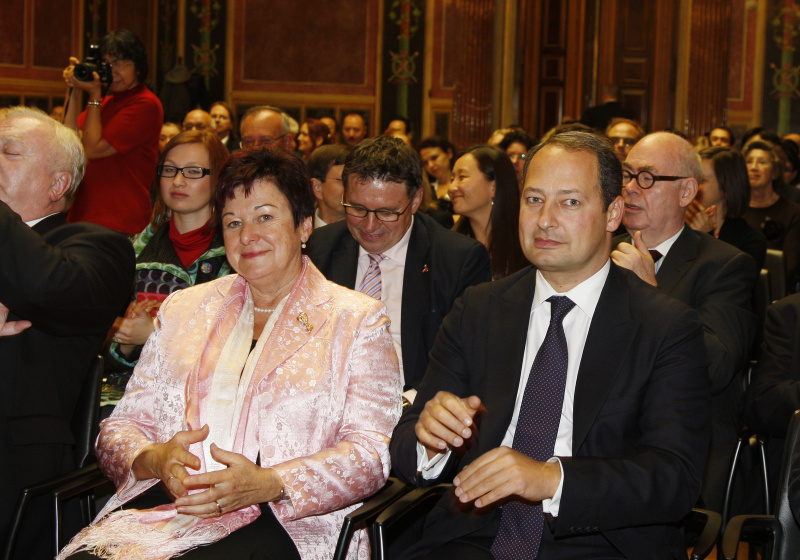 Blick in Richtung VeranstaltungsteilnehmerInnen. Erste Reihe v.li. Mag.a Susanne Neuwirth - Präsidentin des Bundesrates und  Mag. Andreas Schieder - Staatssekretär im Bundesministerium für Finanzen