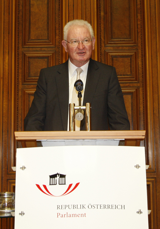 Dr. Helmut Sohmen - Ehrenpräsident der Österreichischen Gesellschaft für Chinaforschung am Rednerpult