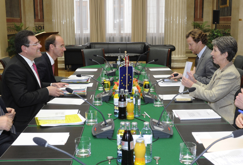 Aussprache. Linke Bildhälfte: Delegation der Europäischen Kommission mit Maros Sefcovic - Vizepräsident der Europäischen Kommission (li). Rechte Bildhälfte: Österreichische Delegation mit Helfried Carl und Mag.a Barbara Prammer - Nationalratspräsidentin