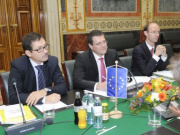 Aussprache. Delegation der Europäischen Kommission mit Maros Sefcovic - Vizepräsident der Europäischen Kommission (Mitte)