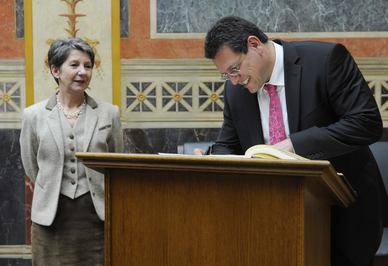 v.li. Mag.a Barbara Prammer - Nationalratspräsidentin und Maros Sefcovic - Vizepräsident der Europäischen Kommission beim Eintrag in das Gästebuch