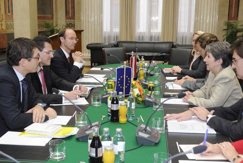 Aussprache. Linke Bildhälfte: Delegation der Europäischen Kommission mit Maros Sefcovic - Vizepräsident der Europäischen Kommission (Mitte). Rechte Bildhälfte: Österreichische Delegation mit Helfried Carl und Mag.a Barbara Prammer - Nationalratspräsidentin