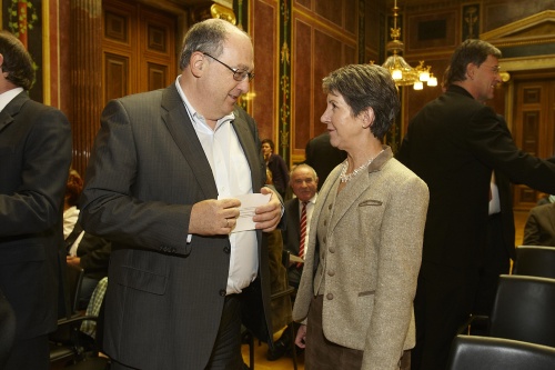 v.li. Ariel Muzicant im Gespräch mit Mag.a Barbara Prammer - Präsidentin des Nationalrates