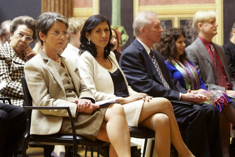 Blick in Richtung VeranstaltungsteilnehmerInnen. v.li.: Mag.a Barbara Prammer - Präsidentin des Nationalrates und Dr.in Danielle Spera - Direktorin des Jüdischen Museums Wien