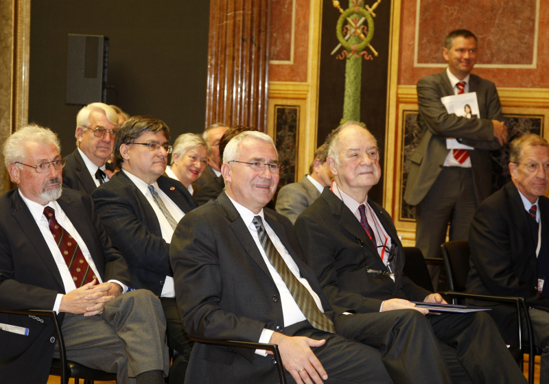 Blick in Richtung VeranstaltungsteilnehmerInnen. Erste Reihe v.li. Mag. Dr. Martin Graf - Dritter Präsident des Nationalrates und em.Univ.-Prof. Dr. Gerhard Pendl