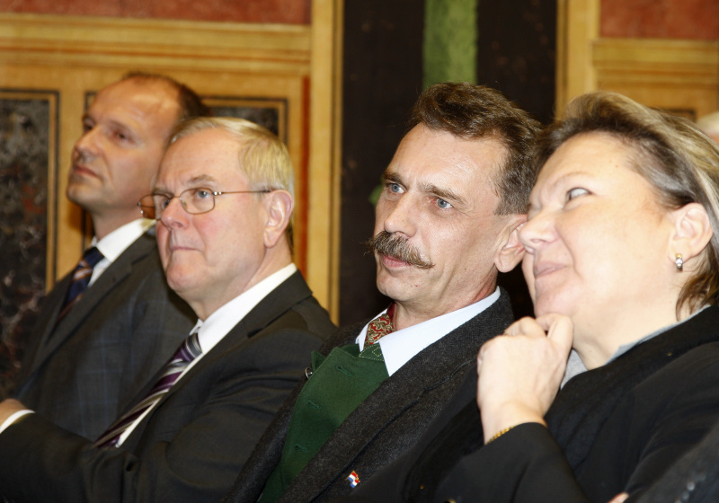 M. Odin Wiesinger - Bildhauer (2.v.re.) und Anneliese Kitzmüller - Nationalratsabgeordnete (re)