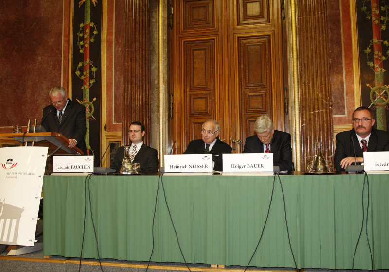 Mag. Dr. Martin Graf - Dritter Präsident des Nationalrates am Rednerpult. Am Podium v.li.: Jaromir Tauchen, O.Univ.-Prof. Dr. Heinrich Neisser - Zweiter Präsident des Nationalrates a.D., Holger Bauer und Prof. Dr. Istvan Szabo - Institut für Rechtsgeschichte der Katholischen Universität Pazmany Pete, Budapest