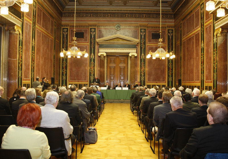 Mag. Dr. Martin Graf - Dritter Präsident des Nationalrates am Rednerpult. Am Podium v.li.: Jaromir Tauchen - O.Univ.-Prof. Dr. Heinrich Neisser - Zweiter Präsident des Nationalrates a.D., Holger Bauer und Prof. Dr. Istvan Szabo - Institut für Rechtsgeschichte der Katholischen Universität Pazmany Pete, Budapest