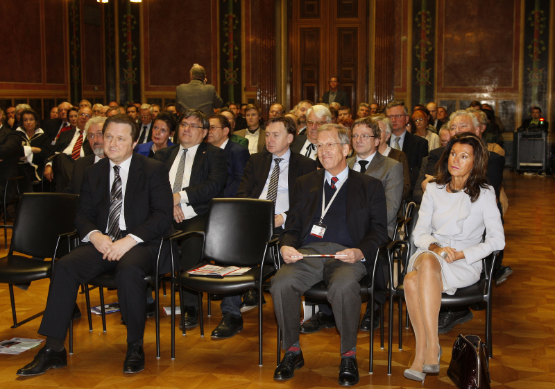 Blick in Richtung VeranstaltungsteilnehmerInnen. Erste Reihe v.li.: Andrii Bereznyi - Botschafter der Ukraine in Österreich, Ing.Dr. Helmut Krünes und Dr. Brigitte Bierlein - Vizepräsidentin des Verfassungsgerichtshofes