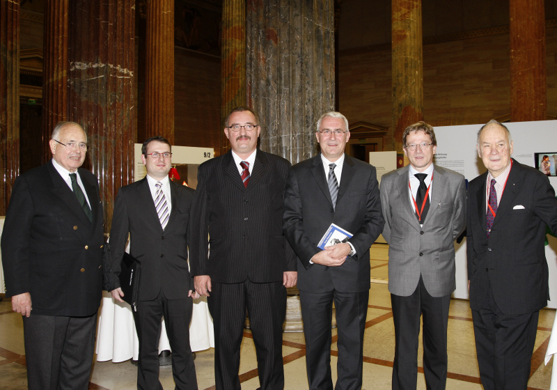 v.li. O.Univ.-Prof. Dr. Heinrich Neisser - Zweiter Präsident des Nationalrats a.D., Jaromir Tauchen, Prof. Dr. Istvan Szabo - Institut für Rechtsgeschichte der Katholischen Universität Pazmany Pete, Budapest, Mag. Dr. Martin Graf - Dritter Präsident des Nationalrates, Veranstaltungsteilnehmer und em.Univ.-Prof. Dr. Gerhard Pendl