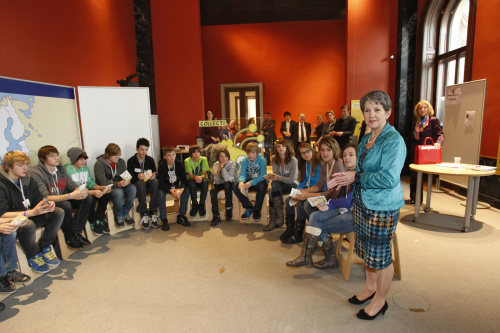 Nationalratspräsidentin Mag.a Barbara Prammer im Gespräch mit SchülerInnen der Klasse 4C Hauptschule Obergrafendorf