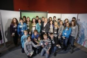 Gruppenfoto mit Nationalratspräsidentin Mag.a Barbara Prammer mit SchülerInnen der Klasse 4C Hauptschule Obergrafendorf