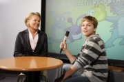 Hannelore Veit im Interview mit einem Schüler der Klasse 4C Hauptschule Obergrafendorf