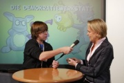 Hannelore Veit (re) im Interview mit einem Schüler der Klasse 4C Hauptschule Obergrafendorf