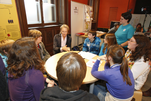 Hannelore Veit im Gespräch mit SchülerInnen der Klasse 4C Hauptschule Obergrafendorf