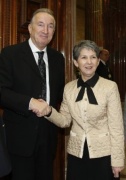 Von rechts: Mag.a Barbara Prammer - Nationalratspräsidentin begrüßt Paul Kiss - Amtsführender Vorsitzender der Parlamentarischen Bundesheerkommission