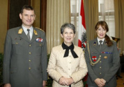 Von links: Brigadier Mag. Franz Reißner, Mag.a Barbara Prammer - Nationalratspräsidentin und Mag.a Stark