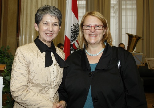 Von links: Mag.a Barbara Prammer - Nationalratspräsidentin und eine Veranstaltungsteilnehmerin