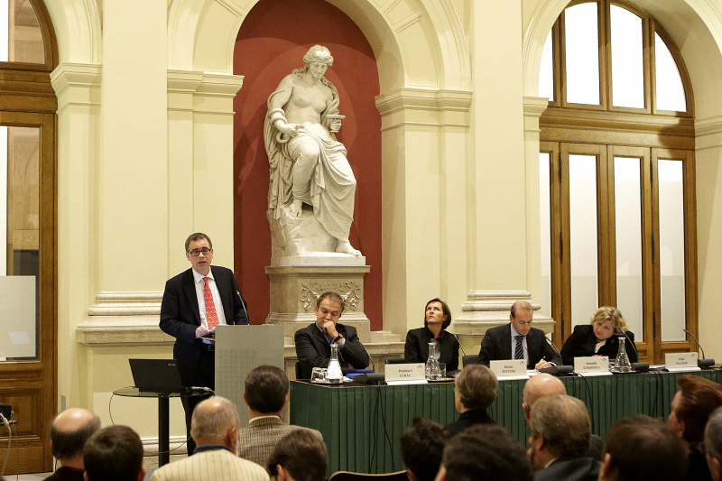 Univ.Prof.Dr. Georg Graf - Universität Salzburg am Rednerpult.  Am Podium v.links: Univ.Prof.Dr. Meinhard Lukas- Universität Linz, Ass.Pro.in Dr.in Renate Platzer,Mag. Benedikt Kommenda, Univ.Prof.in Dr.in Erika Wagner.