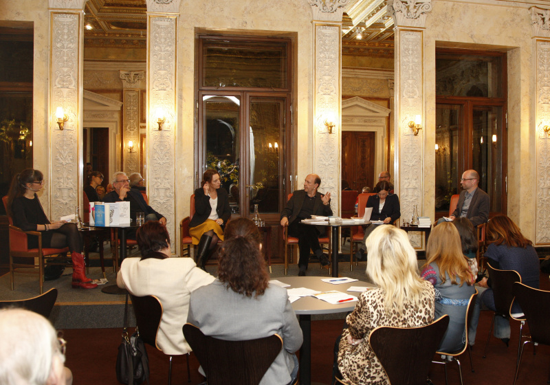 v.li. Zita Bereuter - FM4 -Moderatorin, Hans Weiss - Autor,  Journalist, Annelie Ramsbrock - Kulturhistorikerin, Autorin, Edvin Turkof - Facharzt fuer Plastische Chirurgie, Waltraud Posch - Soziologin, Autorin und Peter Zimmermann - Ö1-Moterator