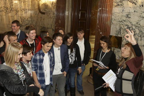 SchülerInnen bei einer Führung durch das Parlamentsgebäude