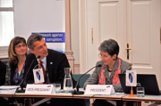 IACA-Vorsitzender Martin Kreutner im Gespräch mit Nationalratspräsidentin Mag.a Barbara Prammer 