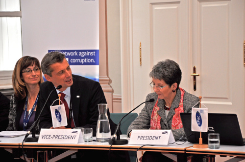 IACA-Vorsitzender Martin Kreutner im Gespräch mit Nationalratspräsidentin Mag.a Barbara Prammer 