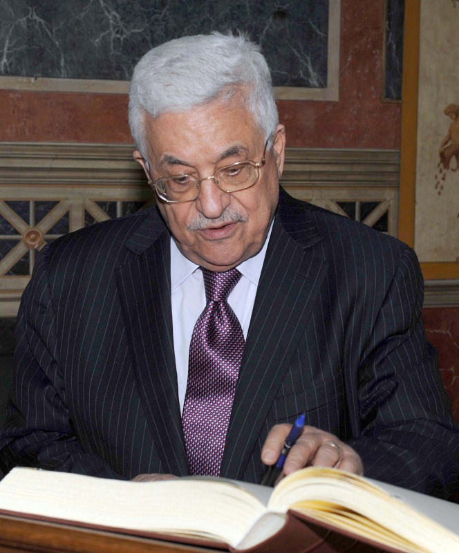 Präsident Mahmoud Abbas beim Eintrag in das Gästebuch