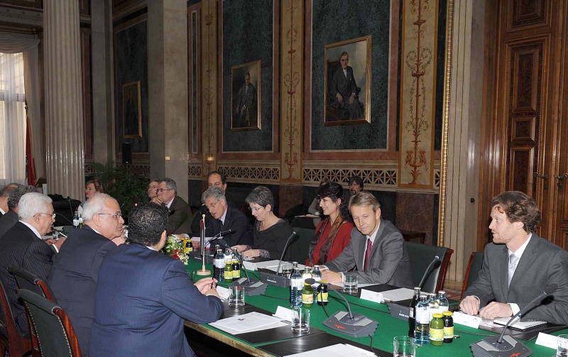 Aussprache. Rechte Seite. Österreichische Delegation v.li. Dr.in Brigitte Brenner - Parlamentsbedienstete, Dr. Geor Posch - Parlamentsdirektor, Dr. Alexander Van der Bellen - Nationalratsabgeordneter (G), Dr. Johannes Hübner - Nationalratsabgeordneter (F) Klubobmann Dr. Josef Cap (S). Nationalratspräsidentin Mag.a Barbara Prammer, Dolmetscherin, Dr. Reinhold Lopatka (V), Mag.a Helried Carl - Büroleiter der Nationalratspräsidentin. Rechte Seite Palästinänische Delegation mit Präsident Mahmoud Abbas (4.v.li.).