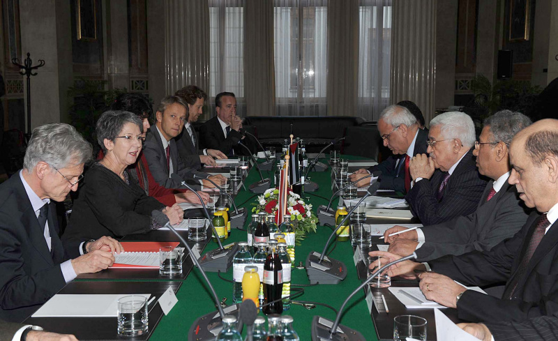 Aussprache. Linke Seite. Österreichische Delegation v.li. Klubobmann Dr. Josef Cap (S). Nationalratspräsidentin Mag.a Barbara Prammer, Dolmetscherin, Dr. Reinhold Lopatka (V), Mag.a Helfried Carl - Büroleiter der Nationalratspräsidentin, und ein Parlamentsbediensteter. Rechte Seite Palästinänische Delegation mit Präsident Mahmoud Abbas (3.v.li.).