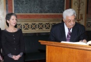 Präsident Mahmoud Abbas beim Eintrag in das Gästebuch