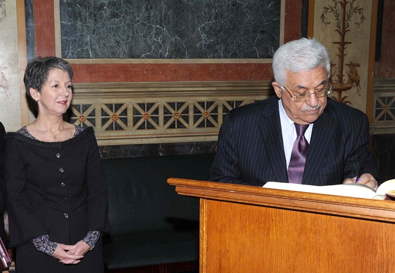 Präsident Mahmoud Abbas beim Eintrag in das Gästebuch