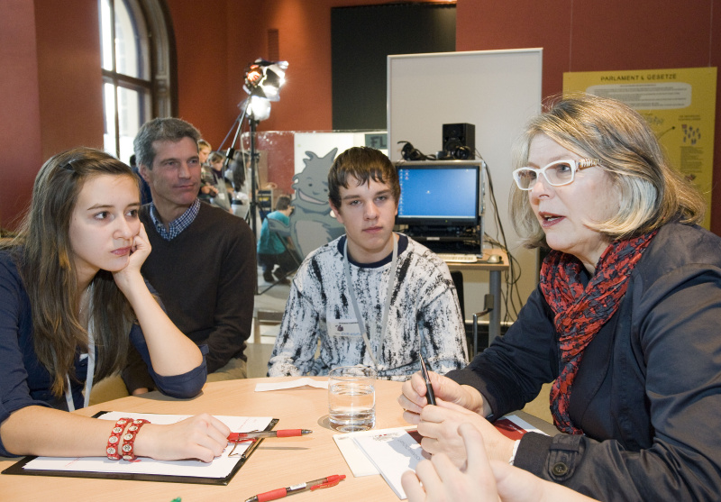 v.re. Volksanwältin Mag.a Therezija Stoisits im Gespräch mit SchülerInnen der 4C Klasse der Hauptschule 8, Wels-Lichtenegg, Zeileisstraße 1