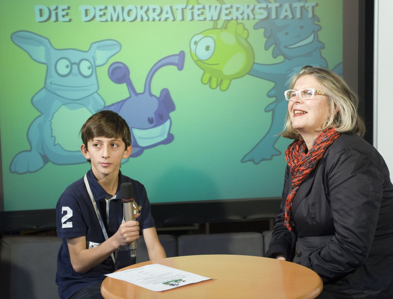 v.re. Volksanwältin Mag.a Therezija Stoisits beim Interview mit einem Schüler der 4C Klasse der Hauptschule 8, Wels-Lichtenegg, Zeileisstraße 1