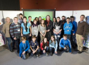 Gruppenfoto mit Volksanwältin Mag.a Therezija Stoisits (Mitte) und SchülerInnen der 4C Klasse der Hauptschule 8, Wels-Lichtenegg, Zeileisstraße 1