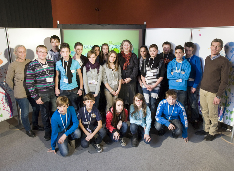 Gruppenfoto mit Volksanwältin Mag.a Therezija Stoisits (Mitte) und SchülerInnen der 4C Klasse der Hauptschule 8, Wels-Lichtenegg, Zeileisstraße 1