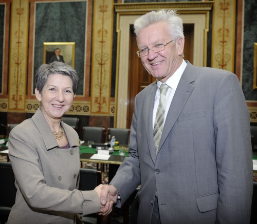 v.li. Mag.a Barbara Prammer - Nationalratspräsidentin begrüßt Winfried Kretschmann - Ministerpräsident von Baden-Württemberg