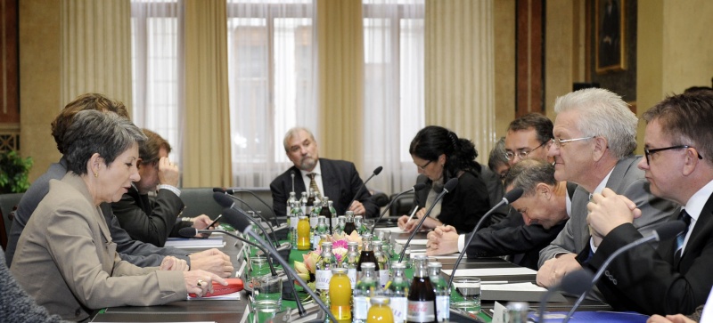 Aussprache. Linke Seite v.li. Österreichische Delegation. Mag.a Barbara Prammer - Nationalratspräsidentin. Rechte Seite Delegation aus Baden-Württemberg mit Winfried Kretschmann - Ministerpräsident von Baden-Württemberg (2.v.re.)