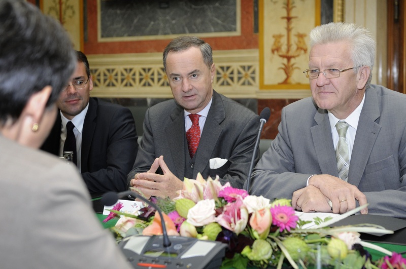 Aussprache. v.re. Winfried Kretschmann - Ministerpräsident von Baden-Württemberg mit seiner Delegation