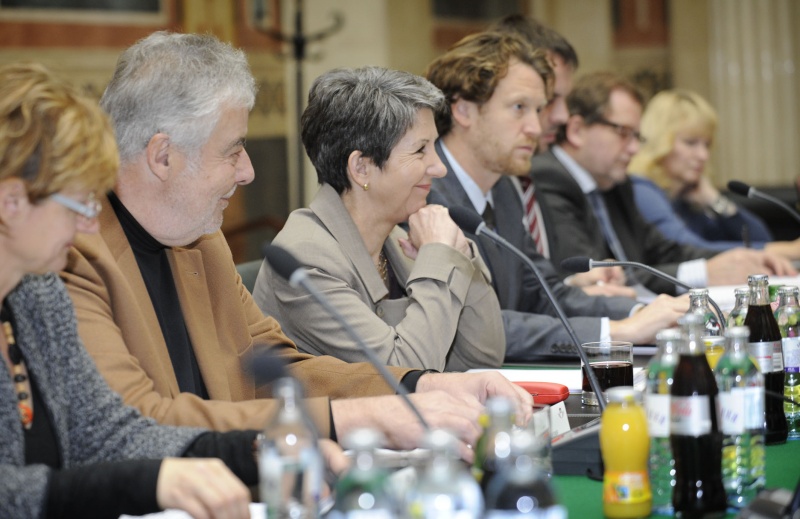 Aussprache.  Österreichische Delegation. v.li. Dr.in Brigitte Brenner - Parlamentsdirektion, Mag. Kurt Gaßner - Nationalratsabgeordneter der SPÖ, Mag.a Barbara Prammer - Nationalratspräsidentin, Mag. Helfried Carl - Büroleiter des Präsidentin,  Parlamentsbediensteter, Gerhard Marschall - Pressesprecher der Präsidentin und eine Parlamentsbedienstete.
