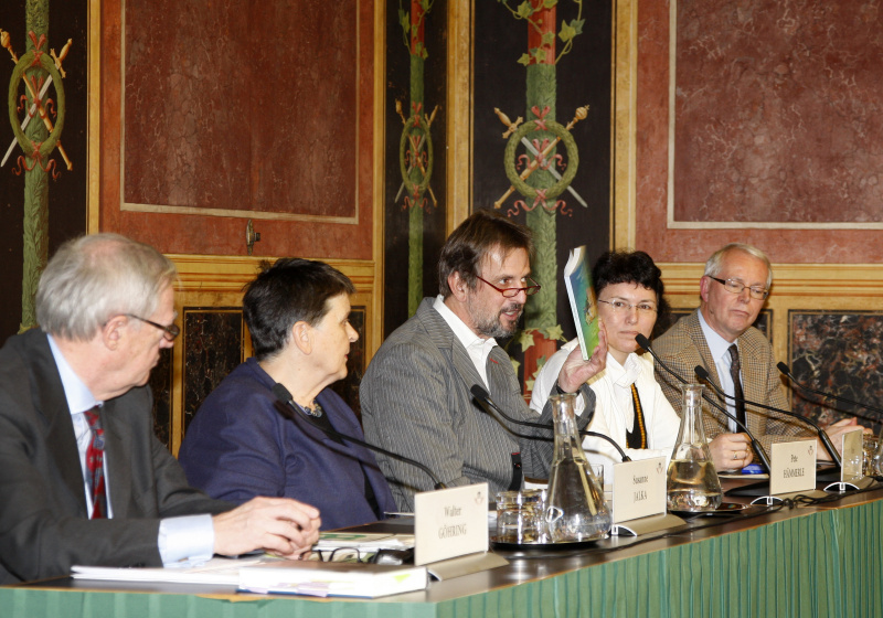 Am Podium v.li. Dr. Walter Göhring - Autor, Dr.in Susanne Jalka - Konfliktkultur, Peter Hämmerle - Österreichischer Versöhnungsbund, Dr.in Petra Schönemann-Behrens und Dr. Peter van den Dungen - Universität Bradford