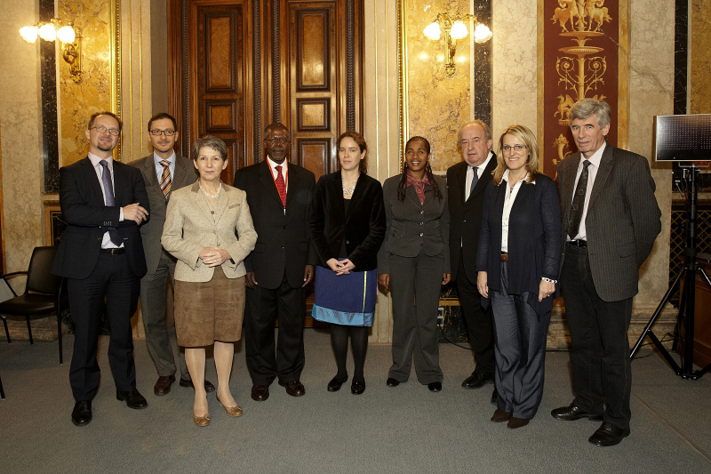 v.li.: Mag.Klaus Steiner, Mag.Richard Kühnel, Mag.a Barbara Prammer - Präsidentin des Nationalrates, Musikari Kombo, Mag.a Marianne Schulze, Yetnebersh Nigussie, Zweiter Nationalratspräsident Fritz Neugebauer, Ulrike Königsberger-Ludwig - Nationalratsabgeordnete und  Franz Glaser - Nationalratsabgeordneter